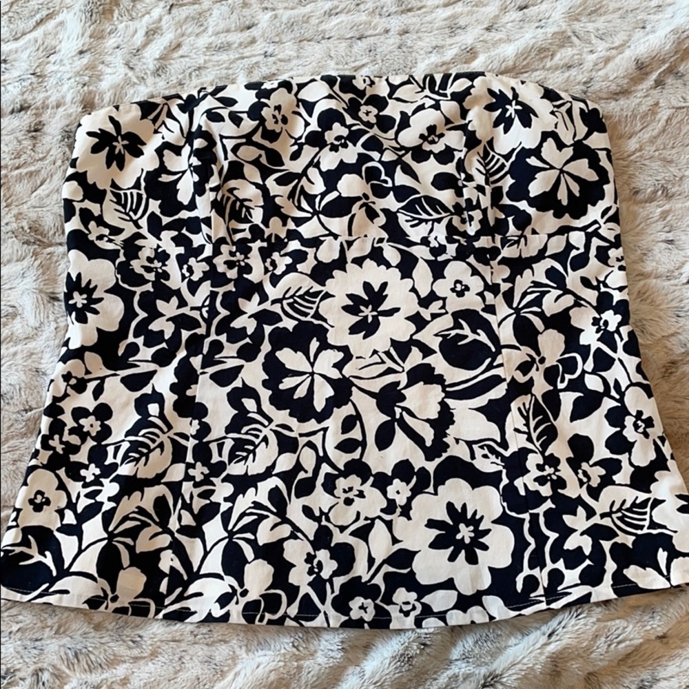 LOFT Black  & white floral top. Size 4